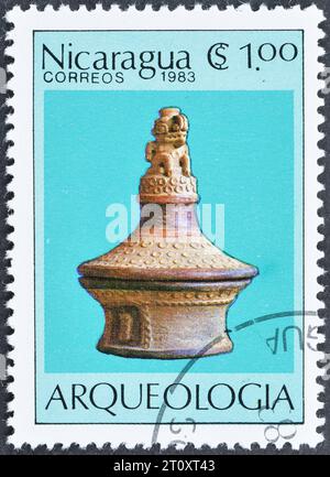 Timbre postal annulé imprimé par le Nicaragua, qui montre Pot avec couvercle, circa 1983. Banque D'Images