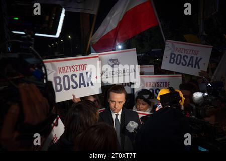 Varsovie, Pologne. 09 octobre 2023. Le leader ultranationaliste d'extrême droite Krzyssztof Bosak est vu parler à la presse après le débat électoral à Varsovie, en Pologne, le 09 octobre 2023. Les six dirigeants des "commissions électorales" ou partis politiques participant aux élections législatives de dimanche se sont débattus lundi soir. L'événement a été organisé par la chaîne publique TVP qui est considérée comme un porte-parole du parti au pouvoir droit et Justice. TVP a suspendu toutes les accréditations de presse pour l'événement, invoquant un manque d'espace. (Photo Jaap Arriens/Sipa USA) crédit : SIPA USA/Alamy Live News Banque D'Images