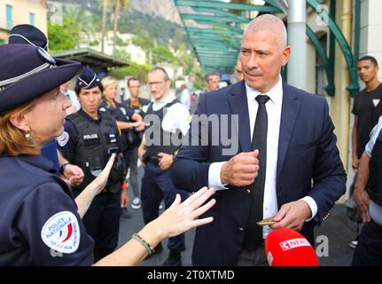 Menton, France - 09 octobre 2023 : le préfet du département administratif français des Alpes-Maritimes, Hugues Moutouh, visite la frontière franco-italienne avec la police en raison de la crise migratoire. Mandoga Media Allemagne Banque D'Images