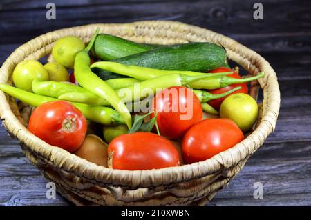Légumes, parties de plantes qui sont consommées par les humains ou d'autres animaux comme nourriture, alimentation saine, concept de perte de poids, pile de divers légumes, tomate Banque D'Images
