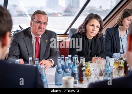 Deutsch-Franzoesische Kabinettsklausur in Hamburg VerteidigungsministerBoris PistoriusSPDBoris Pistorius Verteidigungsminister SPDHamburgBesuchStaatsbesuchKabinettsklausurDeutschlandFrankreich09.10.2023Annalena Baerbock Aussenministerin Gruenisterin Gruenisterin German French Hamburg Deutschland Allemagne *** Hamburg retraite à Hambourg Ministre de la Défense Boris Pistorius SPD Boris Pistorius Ministre de la Défense SPD Hambourg visite d'Etat retraite du Cabinet Allemagne France 09 10 2023ADB Baerbock Ministre des Affaires étrangères Verts Ministre des Affaires étrangères Annalena Baerbock Verts Hamburg Hamburg GER Banque D'Images