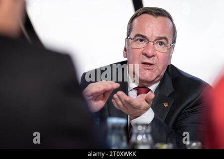 Deutsch-Franzoesische Kabinettsklausur à Hambourg Boris Pistorius Verteidigungsminister SPD BEI den bilatéralen Gespraechen im Rahmen der gemeinsamen Hafenrundfahrten auf der Elbe, Hambourg, 09.10.2023 Hambourg Hambourg Allemagne *** Réunion du cabinet franco-allemand à Hambourg Boris Pistorius Ministre de la Défense lors des pourparlers bilatéraux lors des croisières sur le port, Hambourg 09 10 2023 Hambourg Hambourg Allemagne crédit : Imago/Alamy Live News Banque D'Images