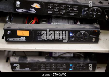 Le Caire, Egypte, octobre 3 2023 : HS AHD enregistreur vidéo numérique (DVR) Dusty rack, un dispositif électronique qui enregistre la vidéo dans un format numérique sur un disque dr Banque D'Images