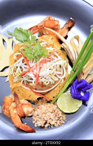 Recette originale Pad Thai Prawn envelopper l'œuf Banque D'Images