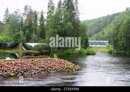 Vue d'œuvres d'art au musée Kistefos, un jardin de sculptures en plein air près de Jevnaker, Viken, Norvège. Banque D'Images