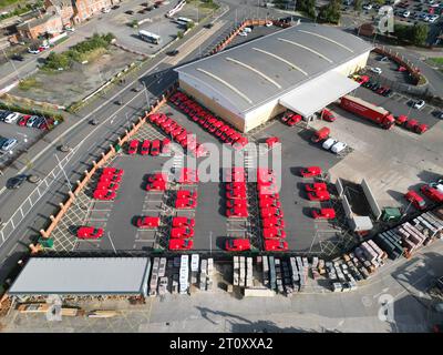 Vue aérienne du bureau de tri et de livraison du courrier Royal Mail avec les fourgons de livraison Royal Mail à Hereford UK en octobre 2023 Banque D'Images