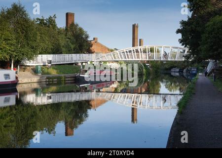 Le Grand Union Canal en Angleterre fait partie du réseau de canaux britannique. C'est la principale voie navigable entre Londres et les Midlands Banque D'Images