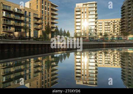 Grand Union est un nouveau quartier dynamique au bord du canal près de St George. Situé à Alperton Banque D'Images