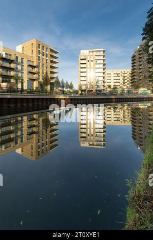 Grand Union est un nouveau quartier dynamique au bord du canal près de St George. Situé à Alperton Banque D'Images