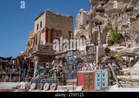 Un curieux magasin d'antiquités et rétro dans le village de Cavusin, Cappadoce, Turquie Banque D'Images