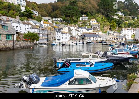 Polperro Cornwall petit village de pêcheurs sur la côte cornique avec port de pêche actif et port, Angleterre, Royaume-Uni, septembre 2023 Banque D'Images