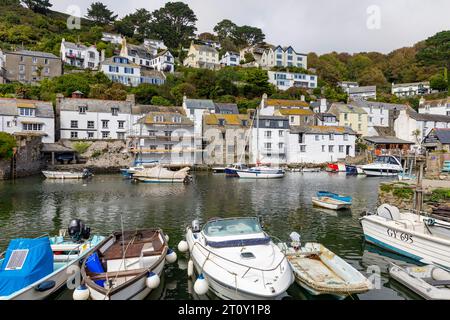 Polperro Cornwall petit village de pêcheurs sur la côte cornique avec port de pêche actif et port, Angleterre, Royaume-Uni, septembre 2023 Banque D'Images