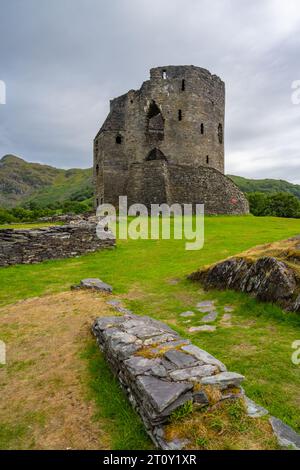 Château de Dolbadarn sur le côté de Lyn Peris, Llanberis Snowdonia, Eryri Banque D'Images
