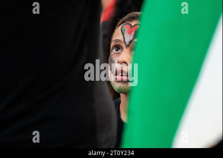 Madrid, Espagne. 09 octobre 2023. Un jeune garçon est vu avec son visage peint avec le drapeau de la Palestine. La communauté palestinienne de Madrid s'est réunie à la Puerta del sol pour manifester son soutien au peuple palestinien et pour protester contre les attaques israéliennes contre la bande de Gaza pendant le conflit israélo-palestinien. Crédit : Marcos del Mazo/Alamy Live News Banque D'Images