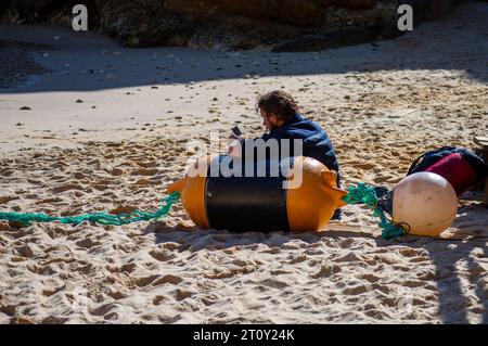 LAGOS, PORTUGAL - FERBUARY 28, 2023 : personnes se reposant sur la plage de Camillo à Lagos. Côte ouest de l'Atlantique de la région de l'Algarve. Lagos, Portugal le 28 février, Banque D'Images