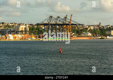 Salvador, Bahia, Brésil - 09 mars 2023 : Port de chargement et de déchargement maritime de Salvador, Bahia, vu de la mer à Baia de Todos os Santos. Banque D'Images