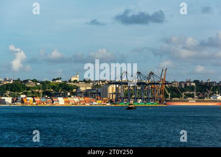 Salvador, Bahia, Brésil - 09 mars 2023 : Port de chargement et de déchargement maritime de Salvador, Bahia, vu de la mer à Baia de Todos os Santos. Banque D'Images