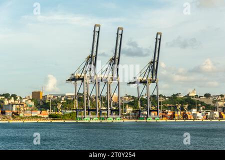 Salvador, Bahia, Brésil - 09 mars 2023 : Port de chargement et de déchargement maritime de Salvador, Bahia, vu de la mer à Baia de Todos os Santos. Banque D'Images