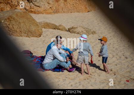 LAGOS, PORTUGAL - FERBUARY 28, 2023 : personnes se reposant sur la plage de Camillo à Lagos. Côte ouest de l'Atlantique de la région de l'Algarve. Lagos, Portugal le 28 février, Banque D'Images