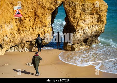 LAGOS, PORTUGAL - FERBUARY 28, 2023 : personnes se reposant sur la plage de Camillo à Lagos. Côte ouest de l'Atlantique de la région de l'Algarve. Lagos, Portugal le 28 février, Banque D'Images