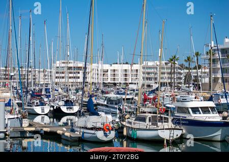 LAGOS, PORTUGAL - FERBUARY 28, 2023 : navires et bateaux au port de Lagos, Portugal, le 28 février 2023 Banque D'Images