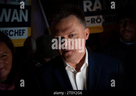 Varsovie, Pologne. 09 octobre 2023. Le leader de Polska 2050, Szymon Holownia, est vu après le débat électoral à Varsovie, en Pologne, le 09 octobre 2023. Les six dirigeants des "commissions électorales" ou partis politiques participant aux élections législatives de dimanche se sont débattus lundi soir. L'événement a été organisé par la chaîne publique TVP qui est considérée comme un porte-parole du parti au pouvoir droit et Justice. TVP a suspendu toutes les accréditations de presse pour l'événement, invoquant un manque d'espace. (Photo Jaap Arriens/Sipa USA) crédit : SIPA USA/Alamy Live News Banque D'Images