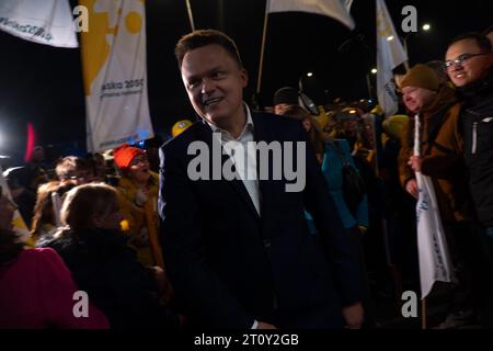 Varsovie, Pologne. 09 octobre 2023. Le leader de Polska 2050, Szymon Holownia, est vu après le débat électoral à Varsovie, en Pologne, le 09 octobre 2023. Les six dirigeants des "commissions électorales" ou partis politiques participant aux élections législatives de dimanche se sont débattus lundi soir. L'événement a été organisé par la chaîne publique TVP qui est considérée comme un porte-parole du parti au pouvoir droit et Justice. TVP a suspendu toutes les accréditations de presse pour l'événement, invoquant un manque d'espace. (Photo Jaap Arriens/Sipa USA) crédit : SIPA USA/Alamy Live News Banque D'Images