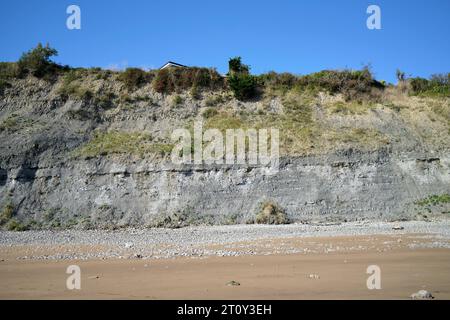 Falaise face à St Marys Well Bay avec Caravan Park Chalet juste en vue près du bord Penarth South Wales UK Banque D'Images