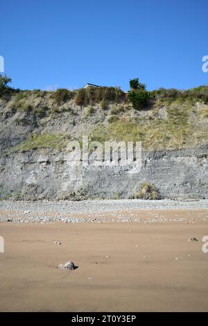 Falaise face à St Marys Well Bay avec Caravan Park Chalet juste en vue près du bord Penarth South Wales UK Banque D'Images