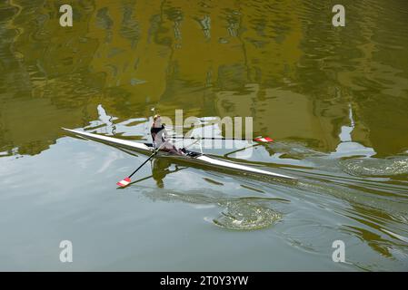 Florence, Italie. 17 septembre 2023. Rameurs sur la rivière Arno à Florence, Italie. Photo de haute qualité Banque D'Images