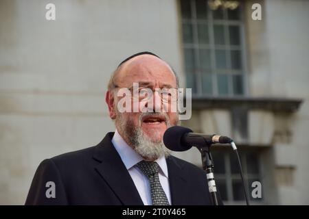 Londres, Royaume-Uni. 9 octobre 2023. Ephraim Mirvis, Grand Rabbin des Congrégations hébraïques unies de Grande-Bretagne et du Commonwealth, prononce un discours. Les manifestants se sont rassemblés devant Downing Street pour soutenir Israël alors qu'une guerre éclate après l'attaque du Hamas contre Israël. Crédit : Vuk Valcic/Alamy Live News Banque D'Images