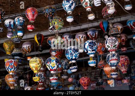 Montgolfières en céramique exposées dans un magasin de souvenirs en Cappadoce Turquie, focalisation sélective, horizontale Banque D'Images