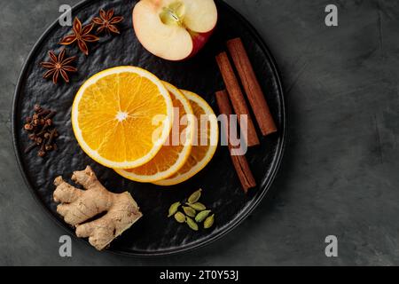 Ingrédients pour le vin chaud sur fond sombre. Vue de dessus. Espace de copie Banque D'Images