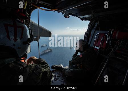 Mer Ionienne, États-Unis. 04 octobre 2023. Le porte-avions de classe Ford USS Gerald R. Ford de l'US Navy dirige une formation de navires vus d'un hélicoptère Sea Hawk volant au-dessus de la mer Ionienne, le 4 octobre 2023. Suivent le porte-avions de la marine italienne, SON Cavour, le navire de commandement de la classe Blue Ridge USS Mount Whitney, SON Ciao Duilio, SON Virginio Fasan et le croiseur de missiles guidés de la classe Ticonderoga USS Normandy. Crédit : MC3 Maxwell Orlosky/États-Unis Navy photo/Alamy Live News Banque D'Images