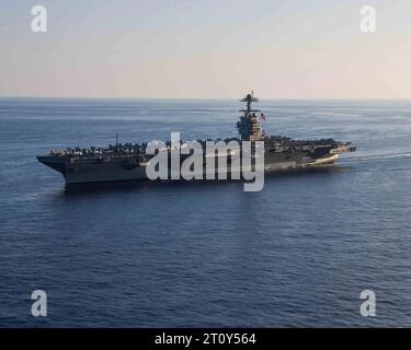 Mer Ionienne, États-Unis. 04 octobre 2023. Le porte-avions de classe Ford USS Gerald R. Ford dirige une formation de navires américains et italiens lors des opérations, le 4 octobre 2023 sur la mer Ionienne. Crédit : MC2 Jacob Mattingly/États-Unis Navy photo/Alamy Live News Banque D'Images