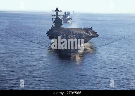 Mer Ionienne, États-Unis. 04 octobre 2023. Le porte-avions de classe Ford USS Gerald R. Ford de l'US Navy dirige une formation de navires lors des opérations, le 4 octobre 2023 sur la mer Ionienne. Suivent le porte-avions de la marine italienne, SON Cavour, le navire de commandement de la classe Blue Ridge USS Mount Whitney, SON Ciao Duilio, SON Virginio Fasan et le croiseur de missiles guidés de la classe Ticonderoga USS Normandy. Crédit : MC2 Jacob Mattingly/États-Unis Navy photo/Alamy Live News Banque D'Images