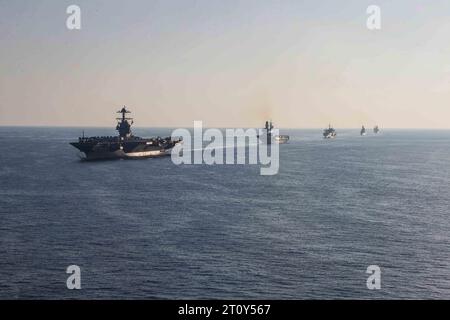 Mer Ionienne, États-Unis. 04 octobre 2023. Le porte-avions de classe Ford USS Gerald R. Ford de l'US Navy dirige une formation de navires lors des opérations, le 4 octobre 2023 sur la mer Ionienne. Suivent le porte-avions de la marine italienne, SON Cavour, le navire de commandement de la classe Blue Ridge USS Mount Whitney, SON Ciao Duilio, SON Virginio Fasan et le croiseur de missiles guidés de la classe Ticonderoga USS Normandy. Crédit : MC2 Jacob Mattingly/États-Unis Navy photo/Alamy Live News Banque D'Images