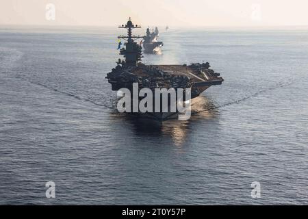 Mer Ionienne, États-Unis. 04 octobre 2023. Le porte-avions de classe Ford USS Gerald R. Ford de l'US Navy dirige une formation de navires lors des opérations, le 4 octobre 2023 sur la mer Ionienne. Suivent le porte-avions de la marine italienne, SON Cavour, le navire de commandement de la classe Blue Ridge USS Mount Whitney, SON Ciao Duilio, SON Virginio Fasan et le croiseur de missiles guidés de la classe Ticonderoga USS Normandy. Crédit : MC2 Jacob Mattingly/États-Unis Navy photo/Alamy Live News Banque D'Images