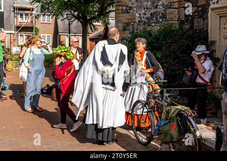 Les danseurs locaux de Morris quittent l'église St Thomas a Becket après le Harvest Festival, Lewes, East Sussex, Royaume-Uni Banque D'Images