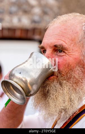 Un danseur Morris du Brighton Morris Side Drinking Beer from A Traditional Tankard à l'événement annuel 'Dancing in the Old', Lewes, East Sussex, U. Banque D'Images