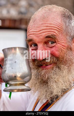 Un danseur Morris du Brighton Morris Side Drinking Beer from A Traditional Tankard lors de l'événement annuel « Dancing in the Old », Lewes, Sussex, Royaume-Uni Banque D'Images