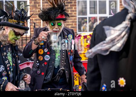 Membres de Spirimawgus Morris Side à l'événement annuel 'Dancing in the Old', Harvey's Brewery Yard, Lewes, East Sussex, Royaume-Uni Banque D'Images