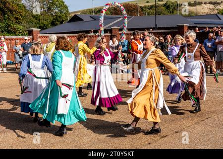 The Knots of May Women's Morris Team danse à l'événement annuel « Dancing in the Old », Harvey's Brewery Yard, Lewes, East Sussex, Royaume-Uni Banque D'Images