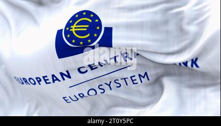 Francfort, DE, juin 28 2023 : gros plan du drapeau de la Banque centrale européenne agitant dans le vent. Illustration éditoriale 3d rendu d'illustration. Sélectif f Banque D'Images