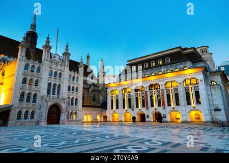 Extérieur du Guildhall et de la Guildhall Art Gallery la nuit, Londres, Angleterre Londres, Angleterre Banque D'Images