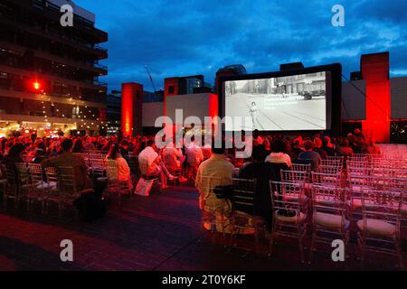 Projection de films de cinéma en plein air au Sculpture court of Barbican Centre, Londres, Angleterre Banque D'Images