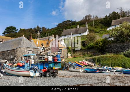 Cadgwith Village à Cornwall, bateaux de pêche sur la crique de plage de galets, Cornwall, Angleterre 2023 septembre 2023 Banque D'Images