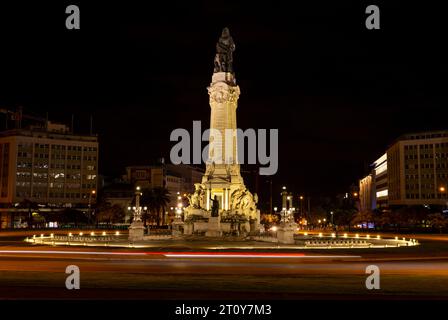 Statue de marques de Pombal au centre du rond-point. Exposition longue nuit de la place Marquis de Pombal dans le centre-ville de Lisbonne. Banque D'Images