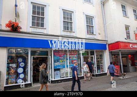 Magasin de détail WH Smith dans Church Street, Falmouth, Cornwall, Angleterre, Royaume-Uni Banque D'Images