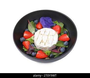 Bol de délicieuse salade avec fromage brie, myrtilles et fraises isolées sur blanc Banque D'Images